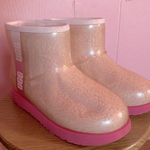 I am selling UGG snow boots ! Size 5 ! Light pink and dark pink !